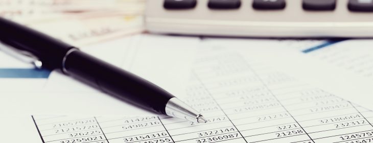 escritorio-com-documentos-e-contas-dinheiro